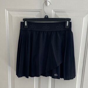 Alo Yoga Aces Tennis Skirt ( with build in shorts)